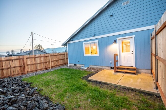 Building Photo - Brand new 3 bedroom 2 bath Sutherlin duplex