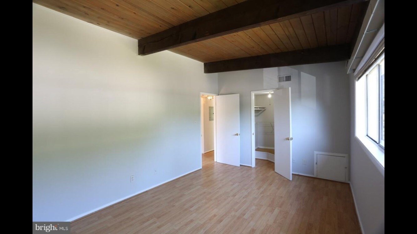 Master bedroom with walk in closet - 4949 Americana Dr
