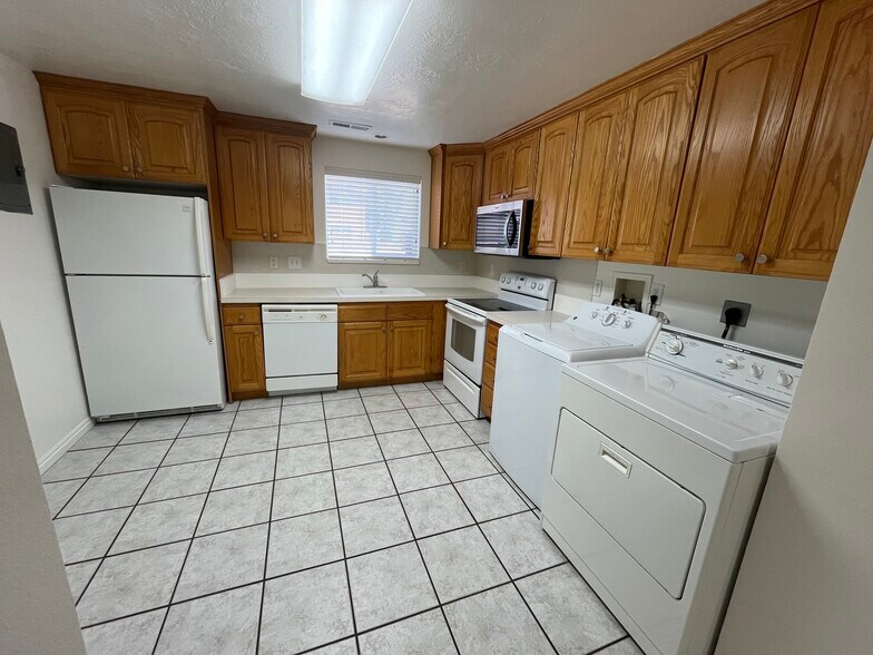Kitchen - 365 E 1500 S