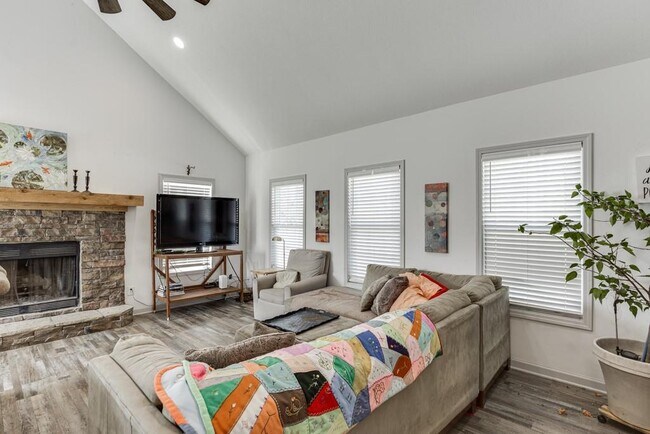 Building Photo - 1051 Gage Dr