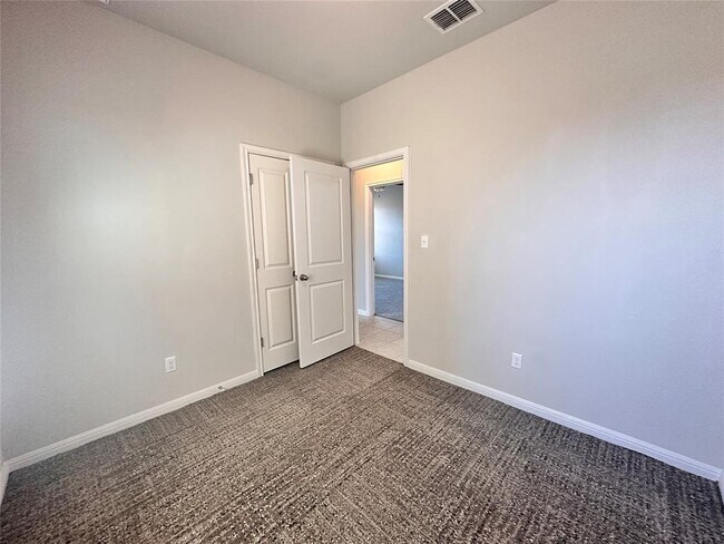 Building Photo - 137 Rustic Glen Dr