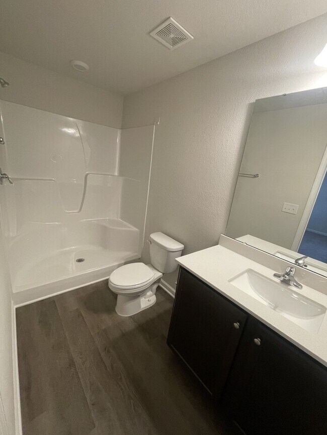 Building Photo - New 3 Bedroom 2.5 Bathroom Townhome!