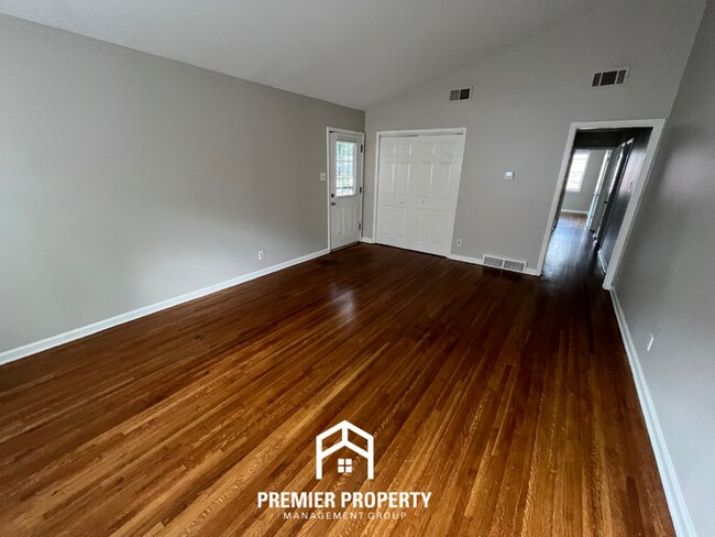 Building Photo - Charming 3BR/2BA Home Near Parkway Village | Hardwood Floors Throughout & Fenced Yard