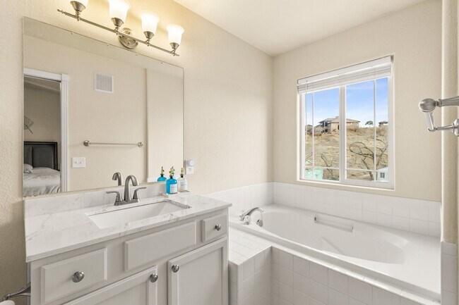Building Photo - Westside Condo with Mountain Views, Upgrad...