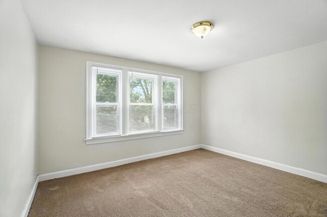 Building Photo - 825 S Terrace Ave