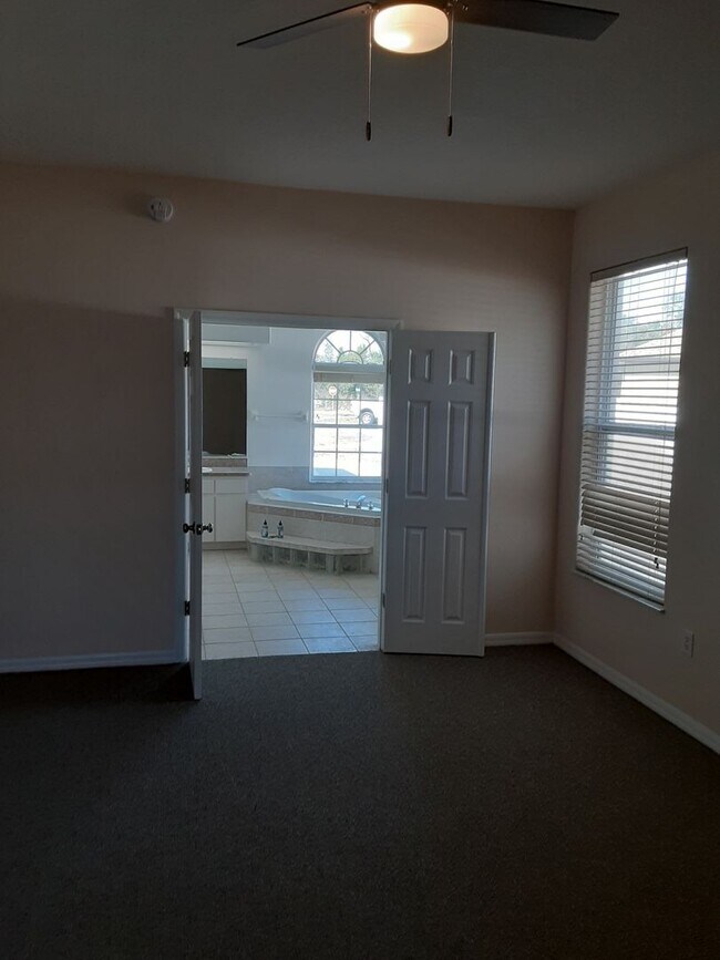 Building Photo - Move In Special