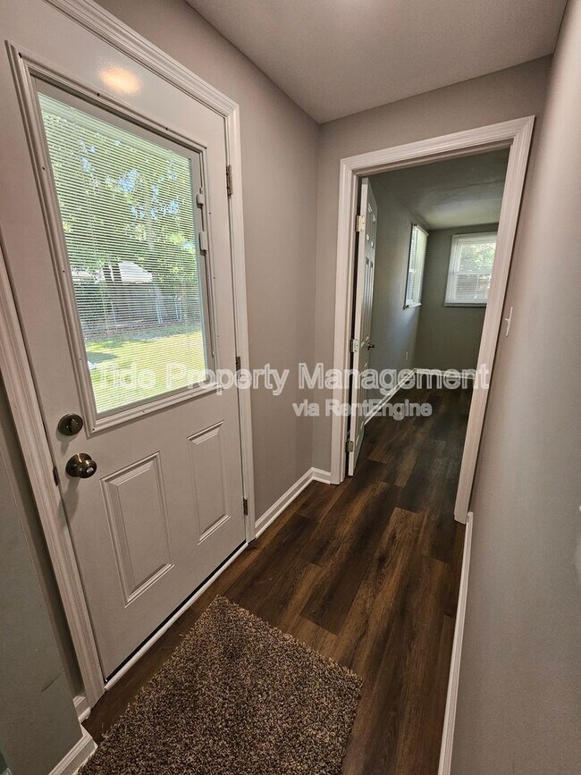 Building Photo - 5821 Robinhood Dr