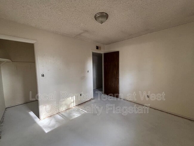 Building Photo - 4513 E Hollygreen Rd