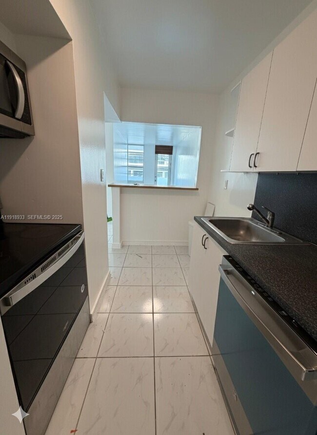 Building Photo - 100 Lincoln Rd