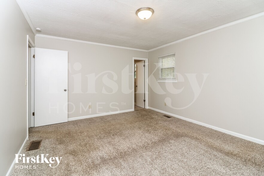 Building Photo - 1705 Olde Oak Dr