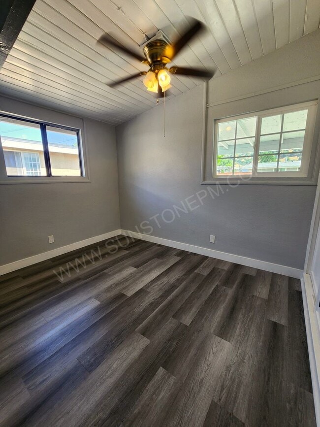 Building Photo - 2 Bedroom, 1 bathroom