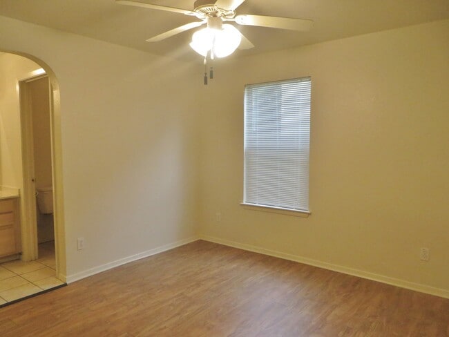 Building Photo - 2 Bedroom 2 Bathroom Unit In Georgetown