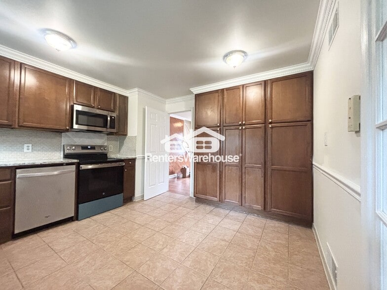 Building Photo - 305 Charlton Ct