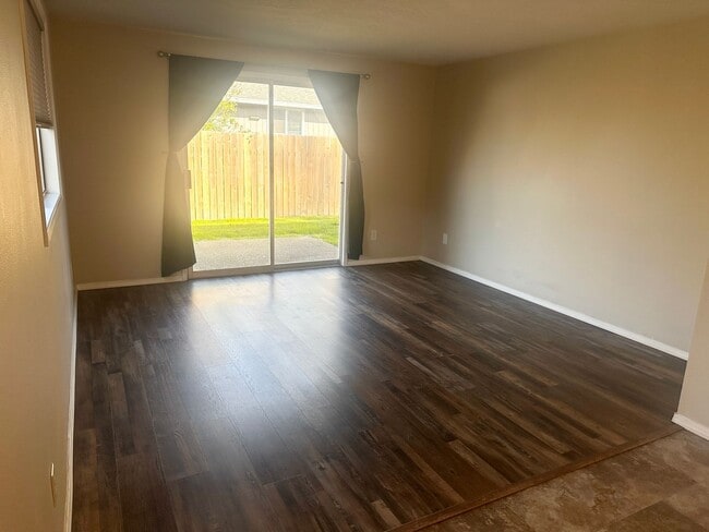 Building Photo - MCQ908