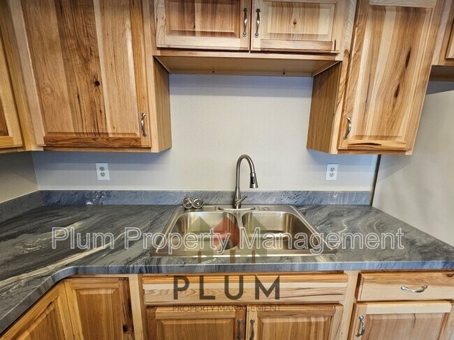 Building Photo - 809 Bulwer St