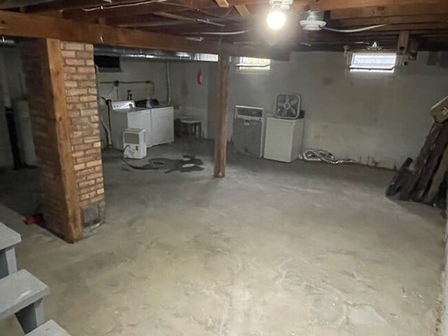 Building Photo - 2 Bedroom, 1 Bath Single Family Home with ...