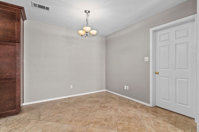 Building Photo - 5802 Park Valley Cir