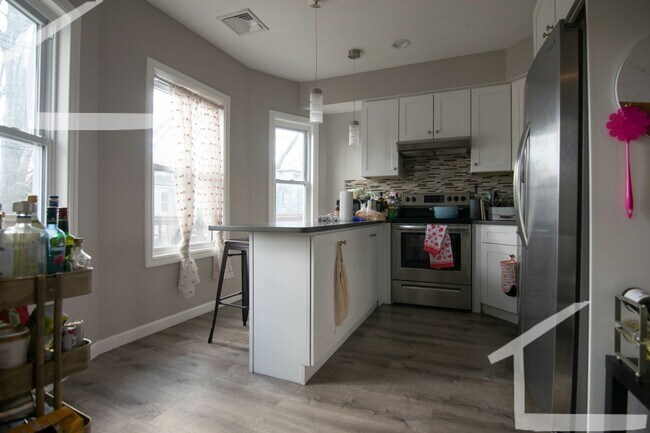 Building Photo - 9/1 Large two-level 5BR/2BA near MBTA, BU & more