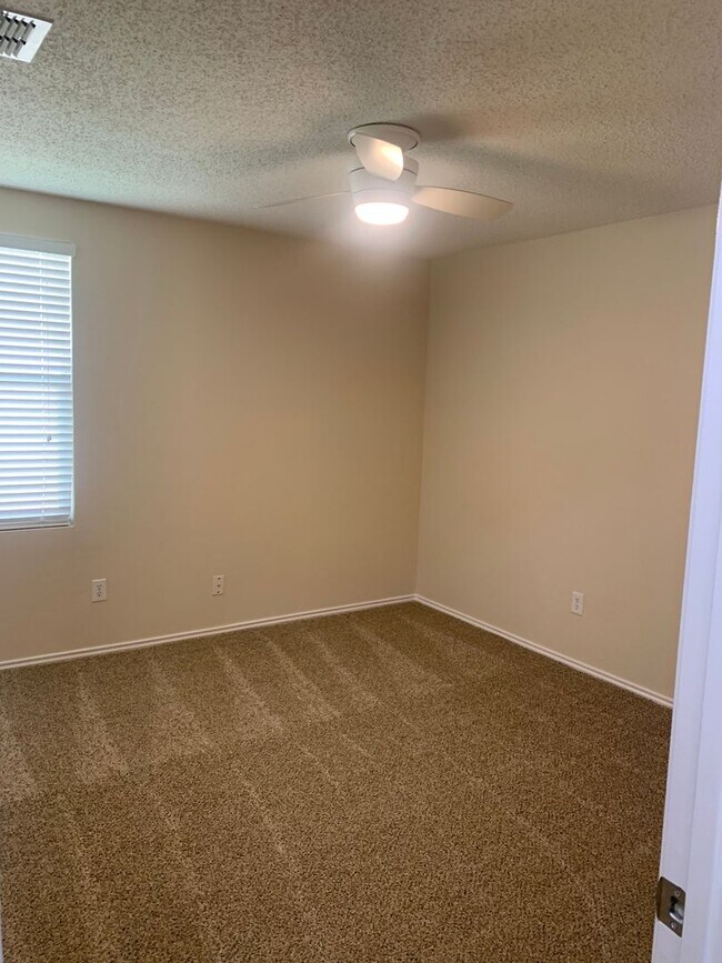 Building Photo - Charming 3BD/2BA with fireplace