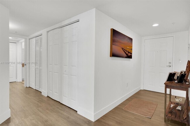 Building Photo - 1155 Brickell Bay Dr