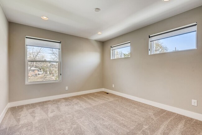 Building Photo - Beautiful Half Duplex for Rent
