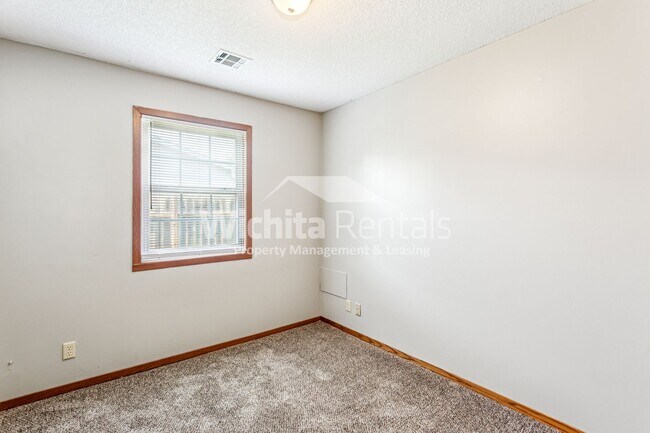 Building Photo - 3 Bedroom 2 bath duplex - Derby