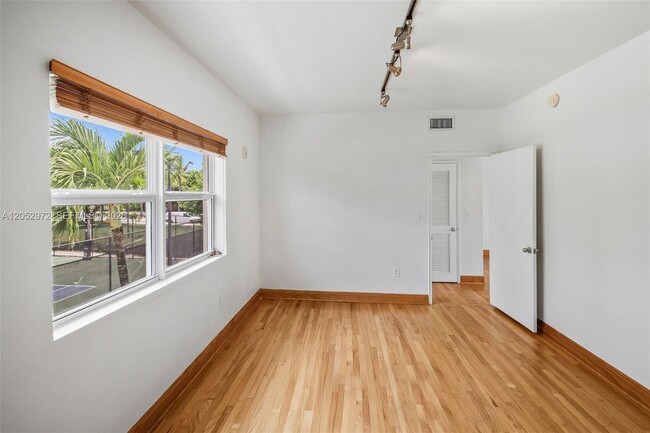 Building Photo - 1100 Venetian Way