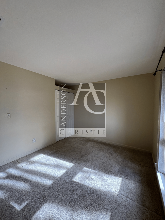 Building Photo - Charming 2BR/1BA End Unit for Rent – Great...