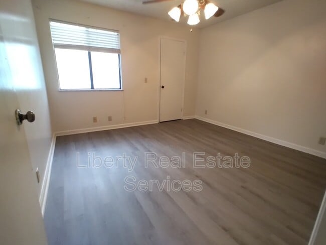 Building Photo - 910 Brett Dr
