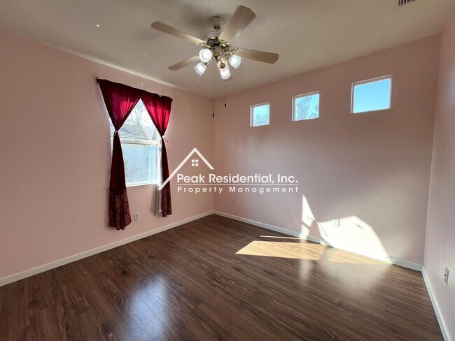 Building Photo - North Natomas 3bd/2.5ba House with 2 Car Garage