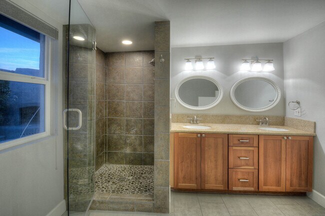 Building Photo - Luxury housing ,Close to U of A! Newly Ren...