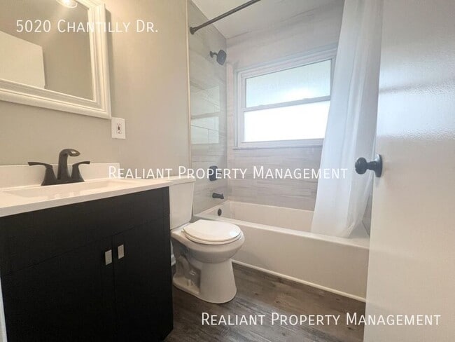 Building Photo - 5020 Chantilly Dr