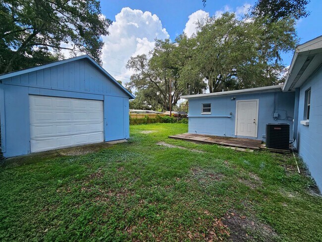 Building Photo - Charming 3-Bedroom, 2-Bath Home with Bonus Room and Detached Garage in Lakeland!!