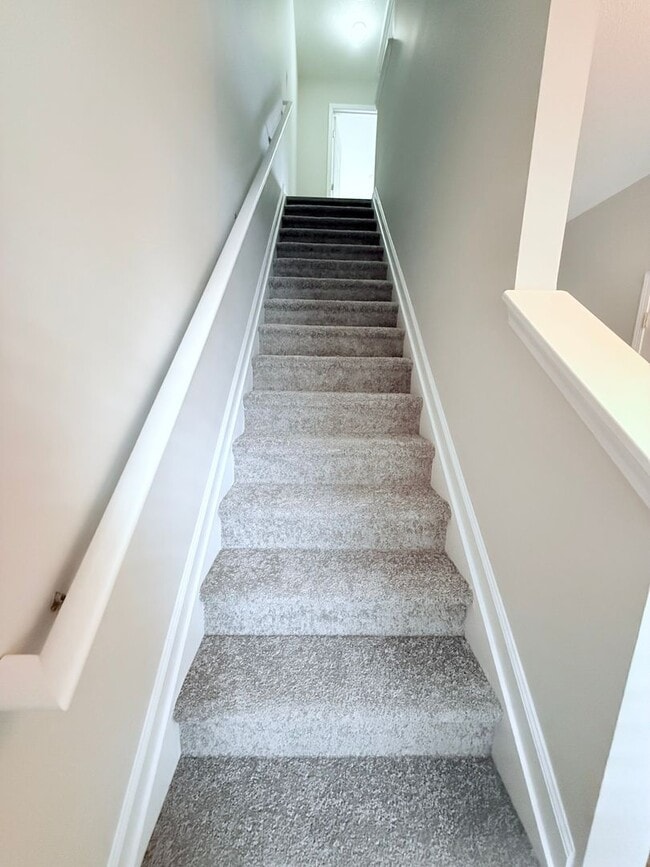 Building Photo - 2 Bedroom Townhome in gated community - Cu...