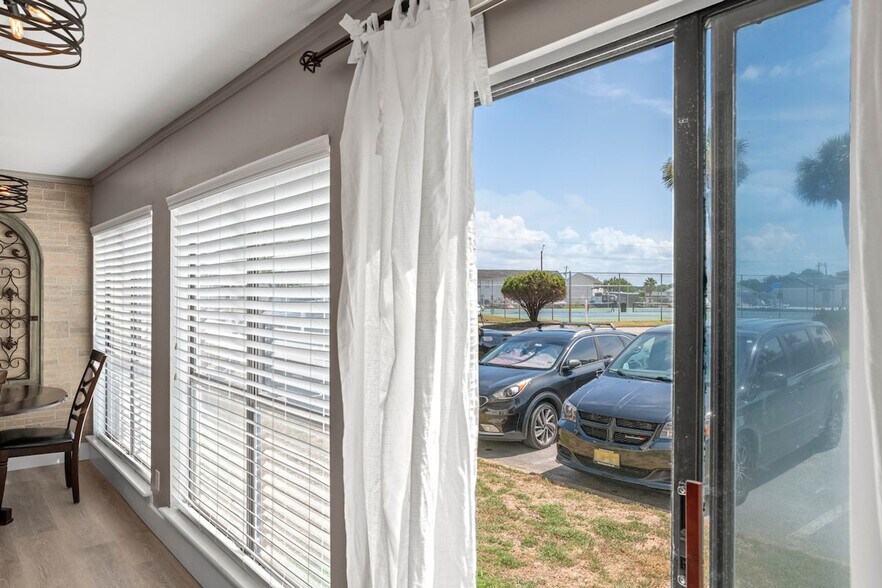 Building Photo - 4000 Gulf Terrace Dr