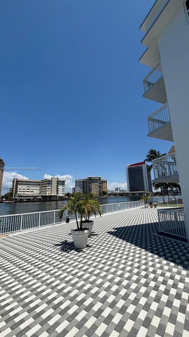 Building Photo - 1913 S Ocean Dr