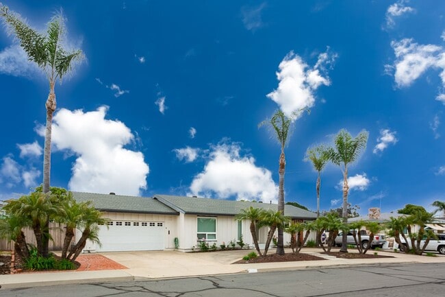 Building Photo - Traditional Single Family with Spacious Yard!