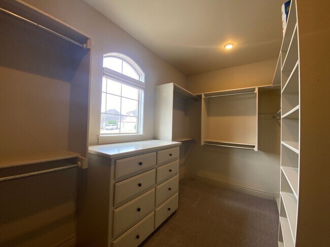 Building Photo - Broken Arrow Schools-Gated Community!