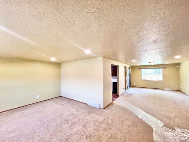 Building Photo - 3 Bedroom - 2 Bath Ranch Home with 2 Car A...