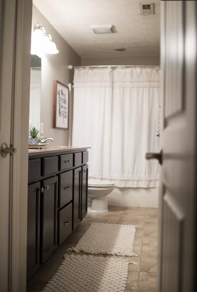 master bathroom - 3218 Bunting Ln