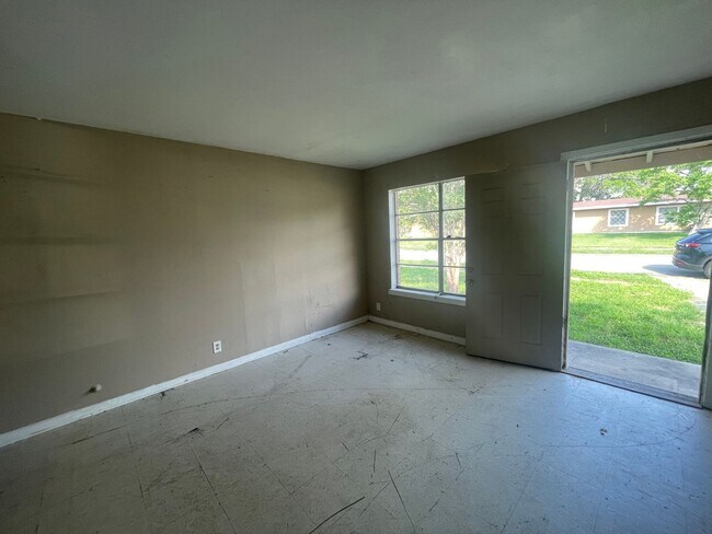 Building Photo - 3/1-Meadowbrook Area