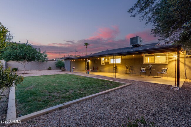 Building Photo - 1422 W Orange Dr