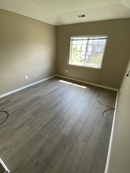 Building Photo - 5625 Twin Oaks Dr