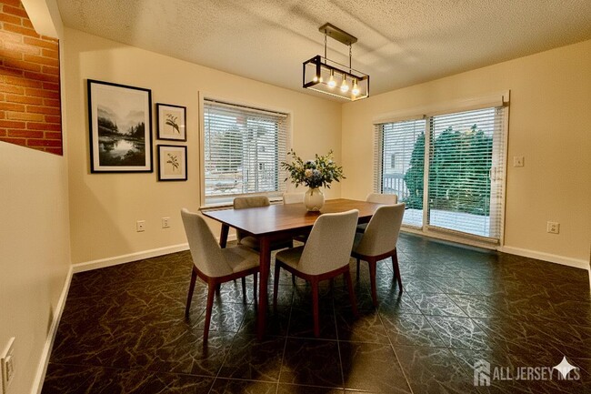 Building Photo - 5 Viburnum Ct