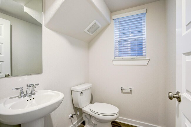 Building Photo - 629 Seabreeze Dr