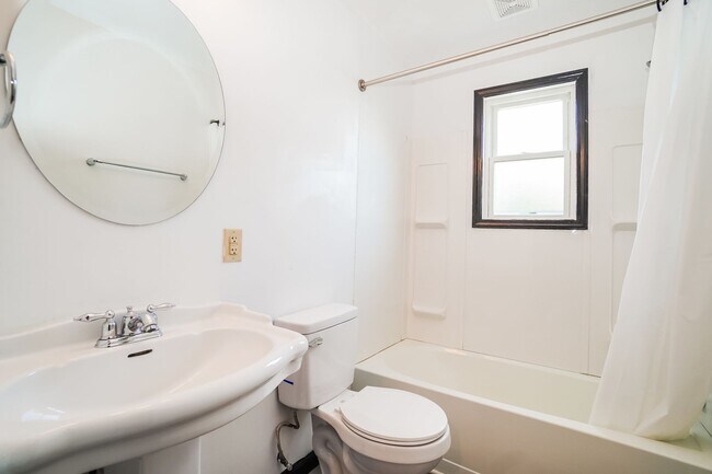 Building Photo - Newly Renovated 4 Bedroom in Central Columbus