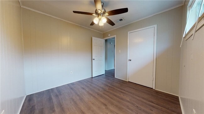 Building Photo - 204 Lynn Dr