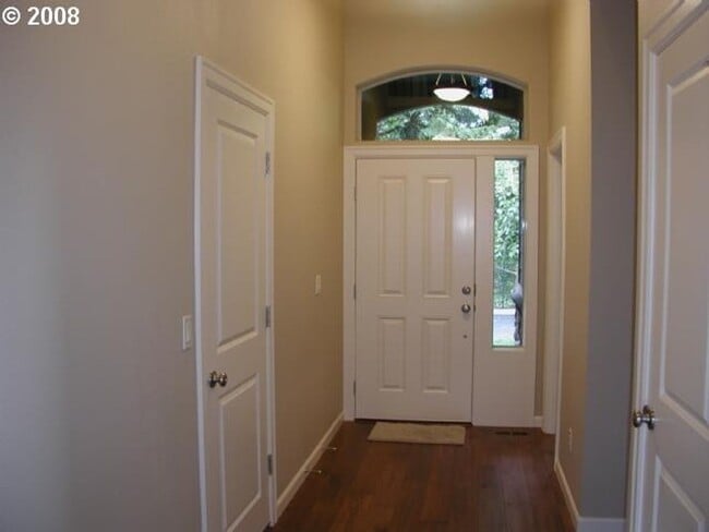 Building Photo - Beautiful 4 Bedroom Home In Garden Home Area!