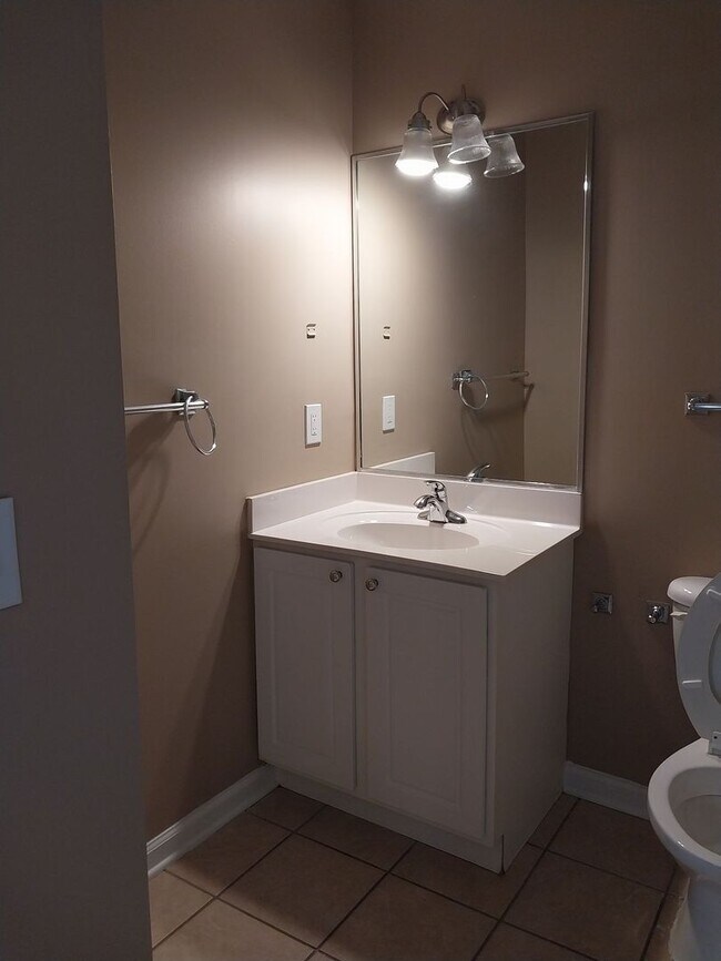 Building Photo - Cute townhome with 3 bd / 2.5 Bath