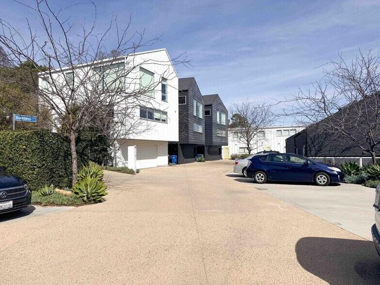 Building Photo - 2022 Blackbirds Way